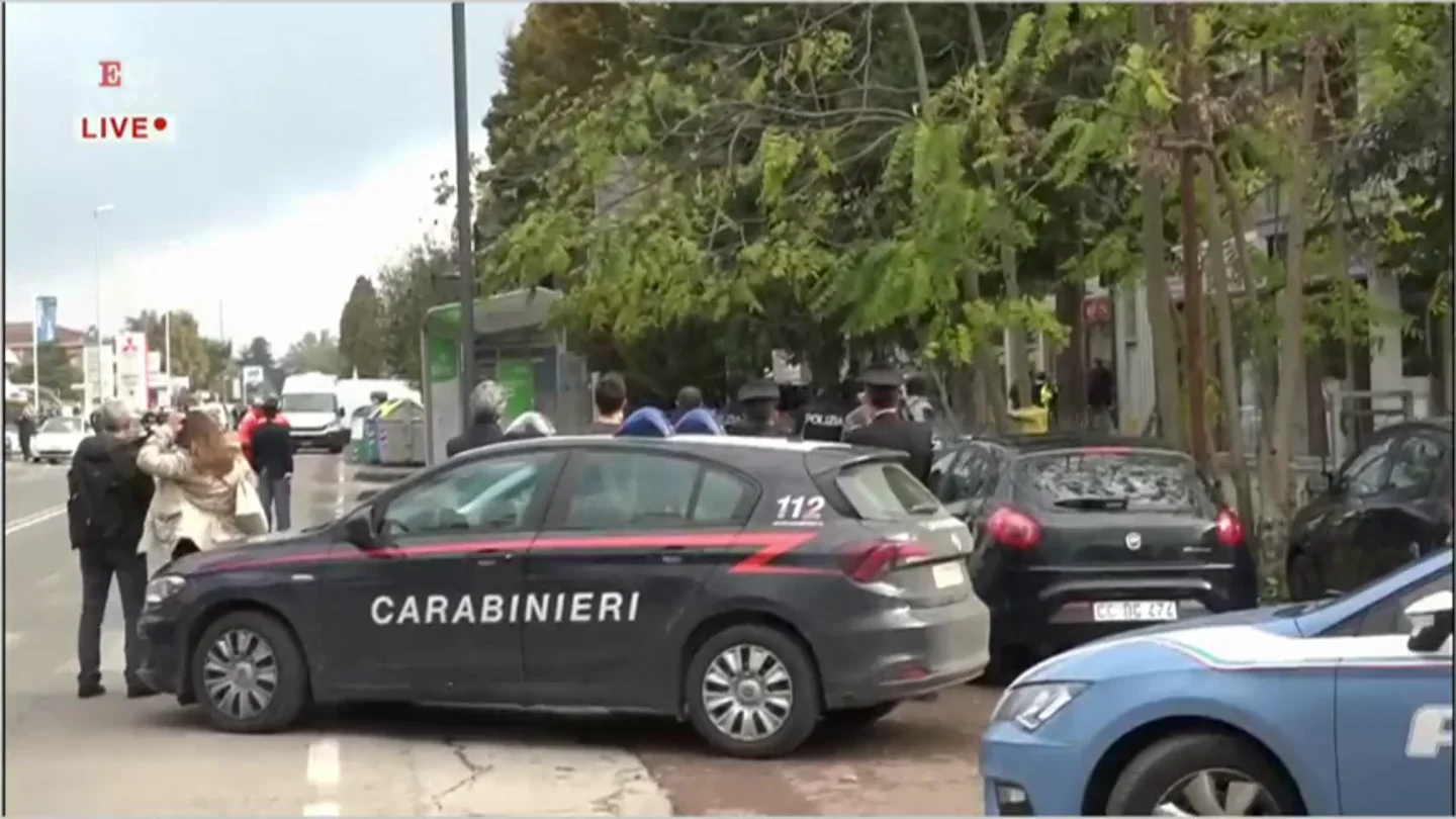 Un hombre se atrinchera con 5 rehenes en una oficina de correos en el norte de Italia por ser condenado a prisión Un hombre se atrinchera con 5 rehenes en una oficina de correos en el norte de Italia por ser condenado a prisión