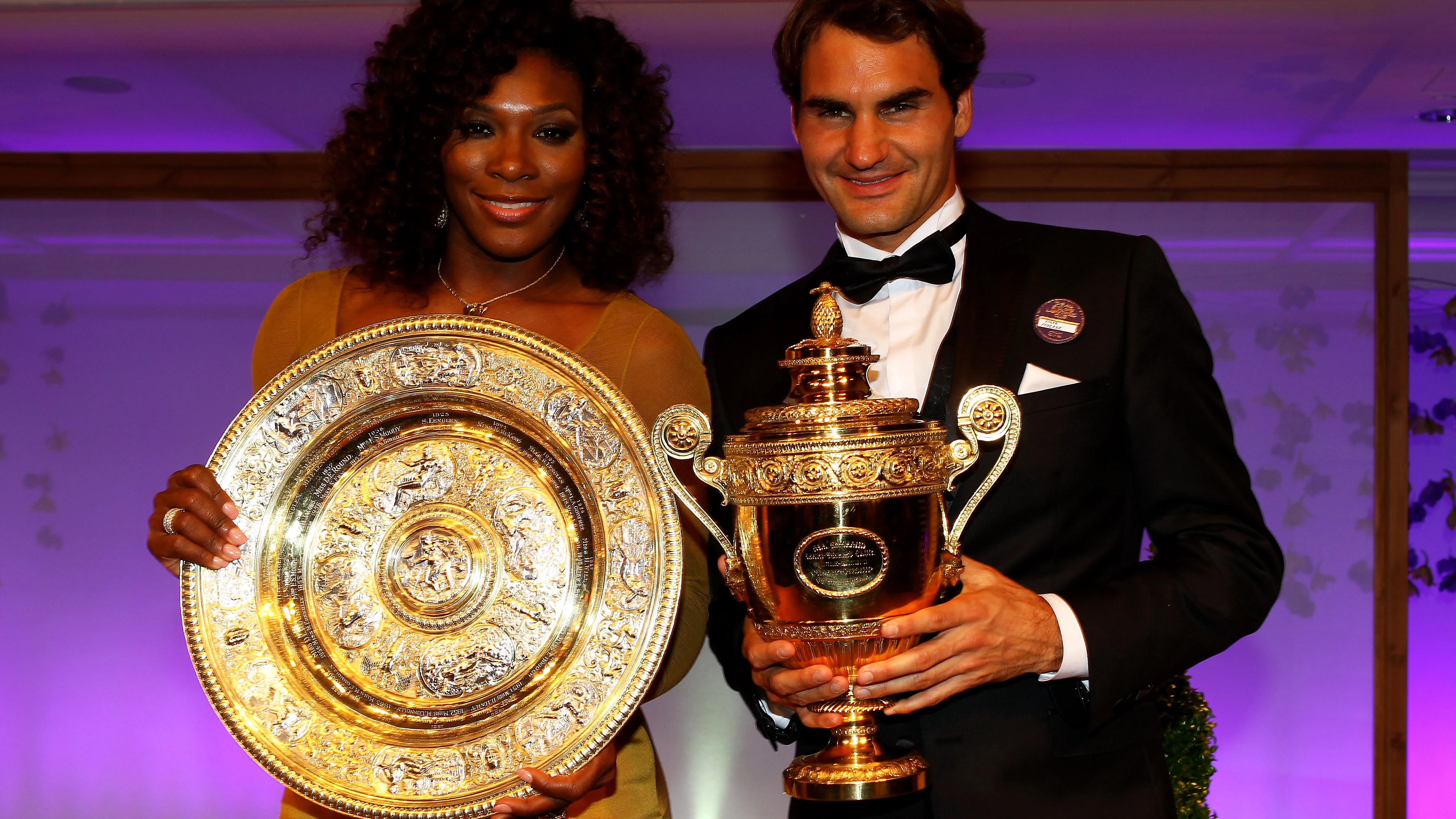 Serena Williams y Roger Federer, en 2012 con sus trofeos de campeones de Wimbledon