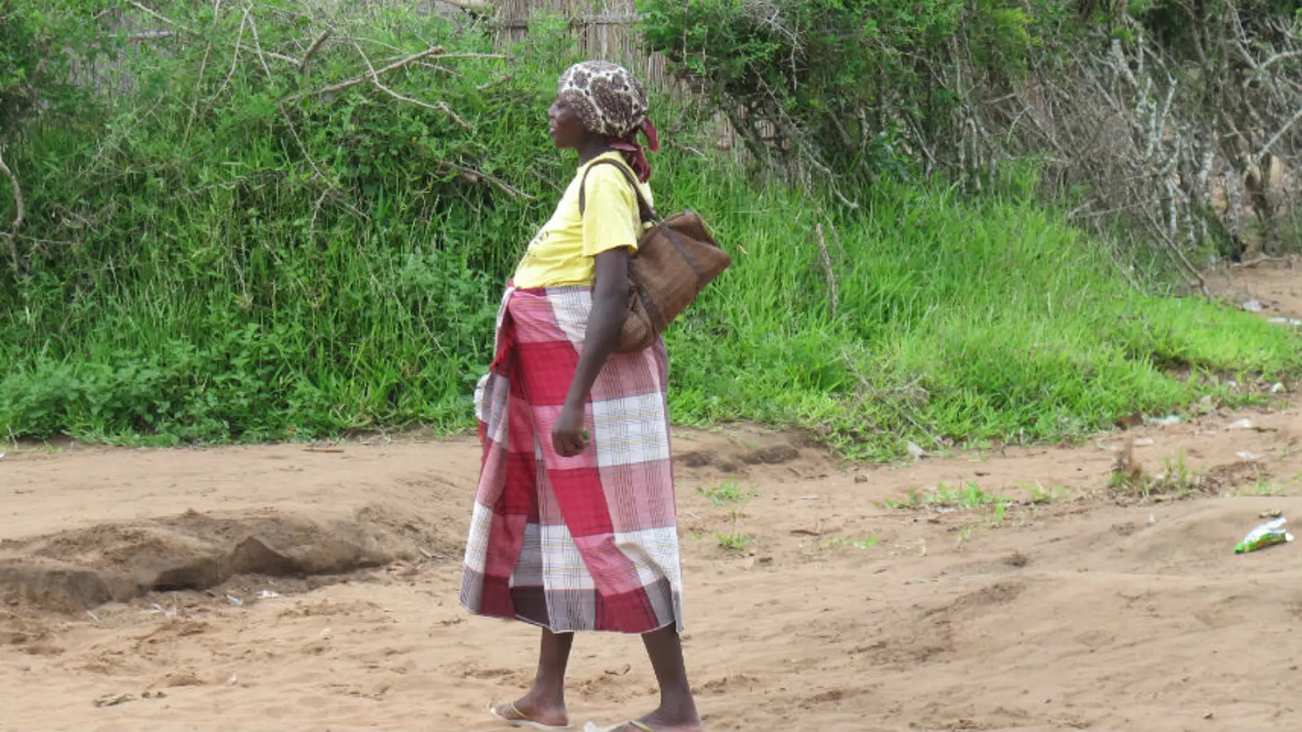 mujer africana embarazada