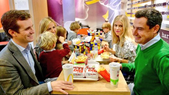 Pablo Casado come con Moreno Bonilla en un Mcdonalds