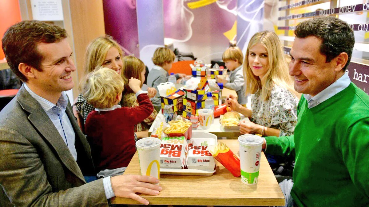 Pablo Casado come con Moreno Bonilla en un Mcdonalds