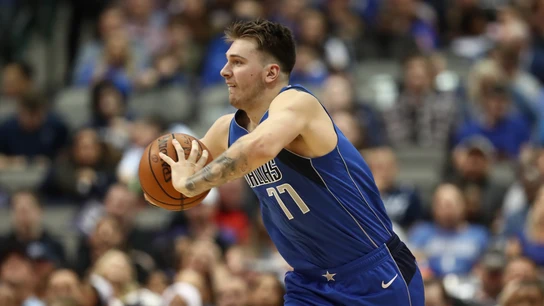 Doncic pasa el balón a un compañero Doncic pasa el balón a un compañero