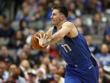 Doncic pasa el balón a un compañero Doncic pasa el balón a un compañero