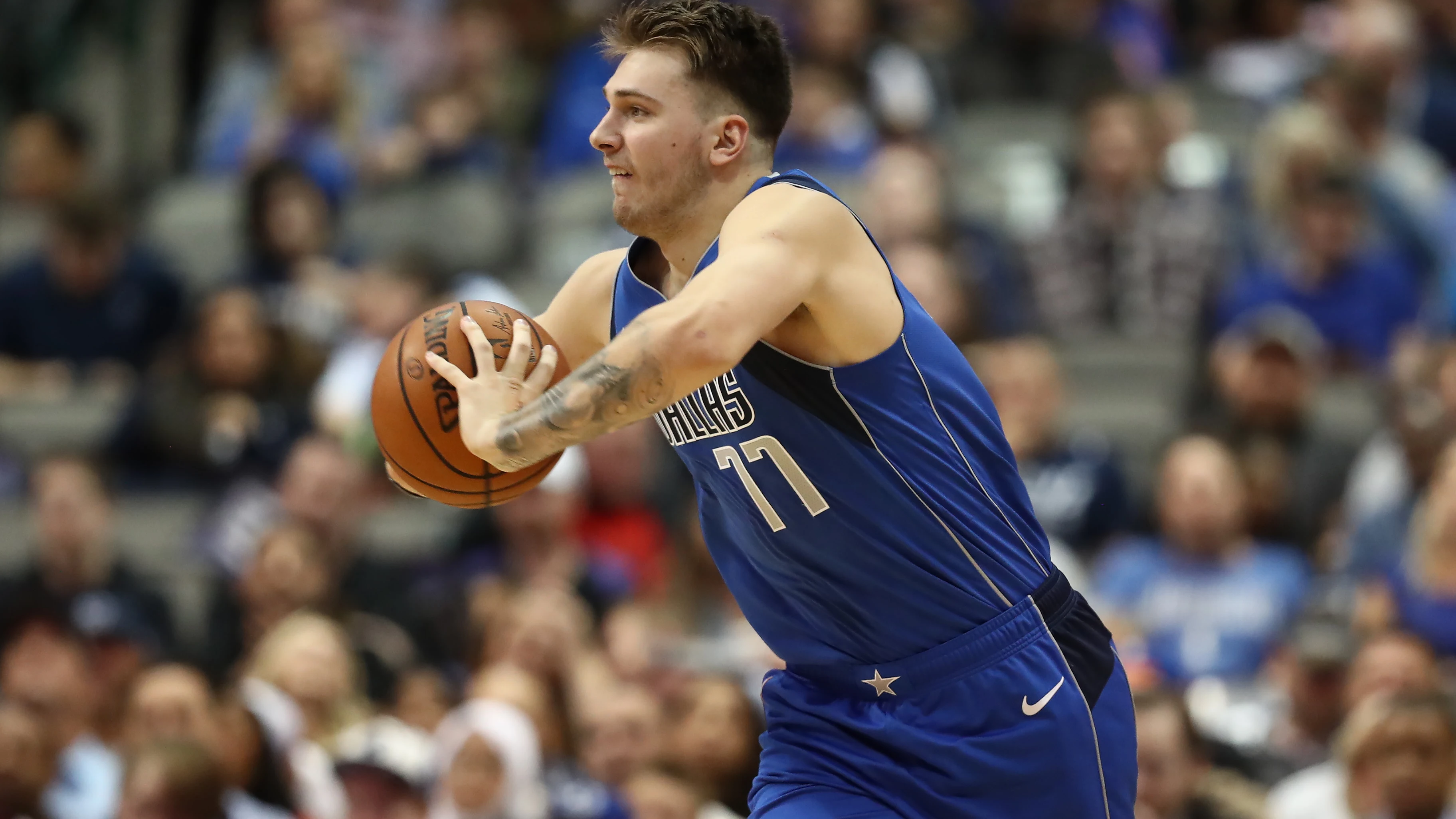 Doncic pasa el balón a un compañero