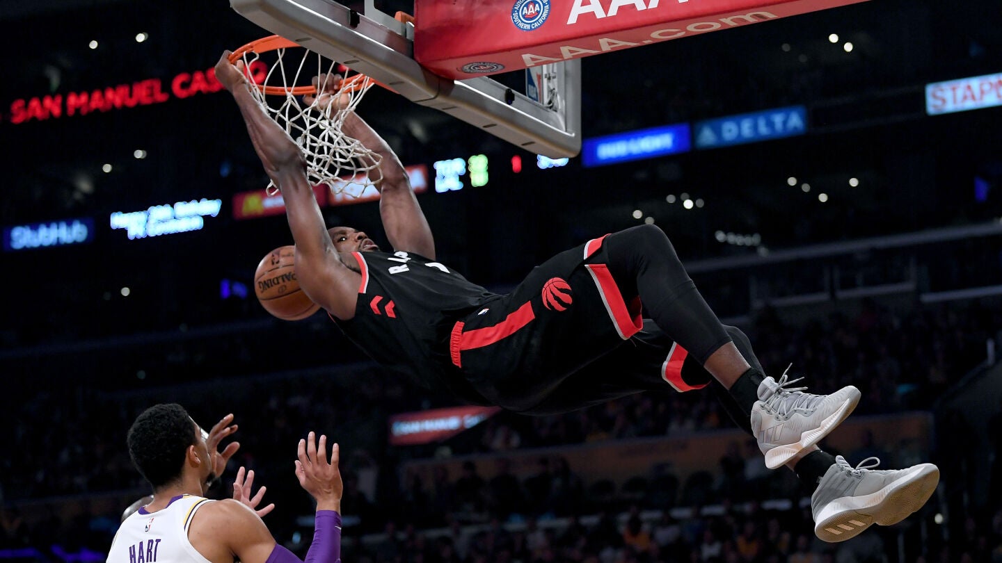 Serge Ibaka 'machaca' el aro de los Lakers