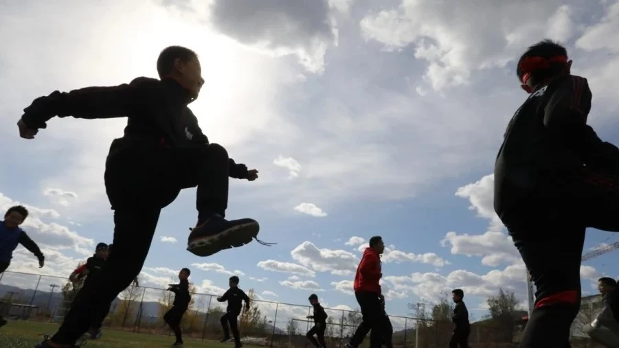 Niños en uno de los campos de concentración chinos Niños en uno de los campos de concentración chinos