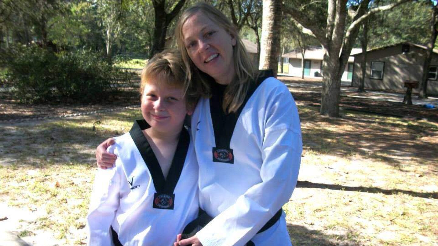 Gregory Logan Ramos junto a su madre