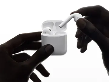 Los AirPods siguen sin tener carga inalámbrica a pesar de que Apple anunció que la obtendrían hace ya mucho tiempo Los AirPods siguen sin tener carga inalámbrica a pesar de que Apple anunció que la obtendrían hace ya mucho tiempo