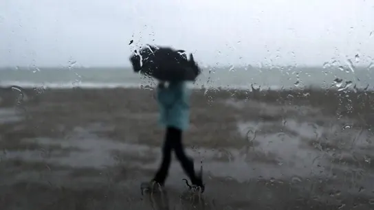 Un hombre se protege de la lluvia Un hombre se protege de la lluvia