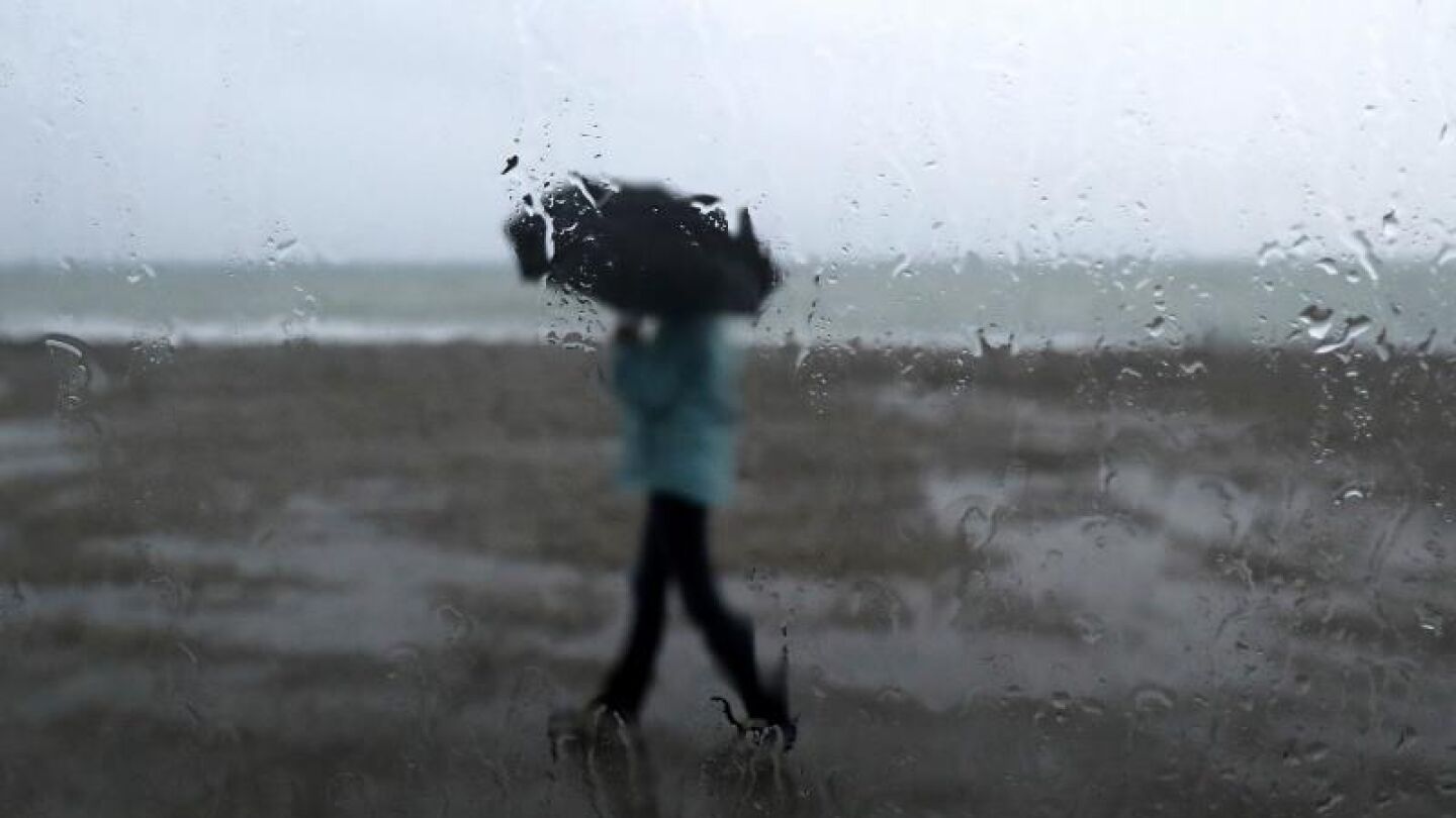 Un hombre se protege de la lluvia
