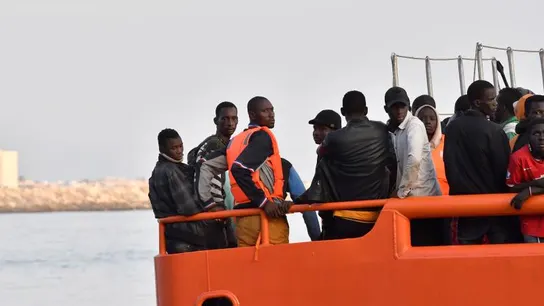 Mar de Alborán Salvamento Marítimo traslada al puerto de Almería a un grupo de inmigrantes rescatados de una patera en el Mar de Alborán