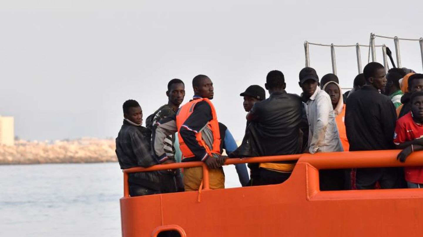 Salvamento Mar&iacute;timo traslada al puerto de Almer&iacute;a a un grupo de inmigrantes rescatados de una patera en el Mar de Albor&aacute;n
