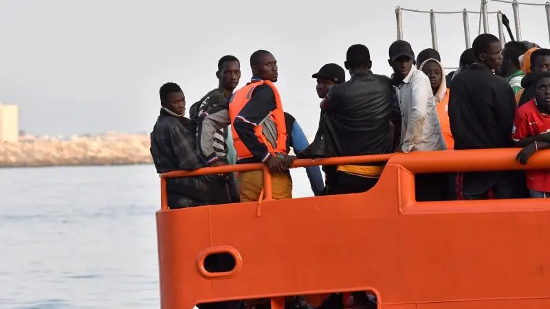 Salvamento Marítimo traslada al puerto de Almería a un grupo de inmigrantes rescatados de una patera en el Mar de Alborán