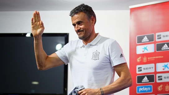 Luis Enrique saluda a los presentes en la sala de prensa Luis Enrique saluda a los presentes en la sala de prensa