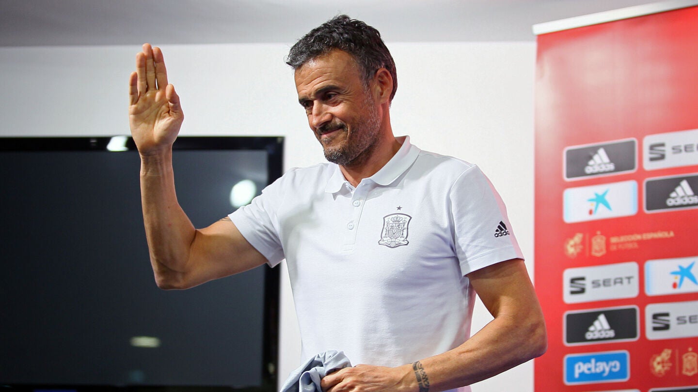 Luis Enrique saluda a los presentes en la sala de prensa