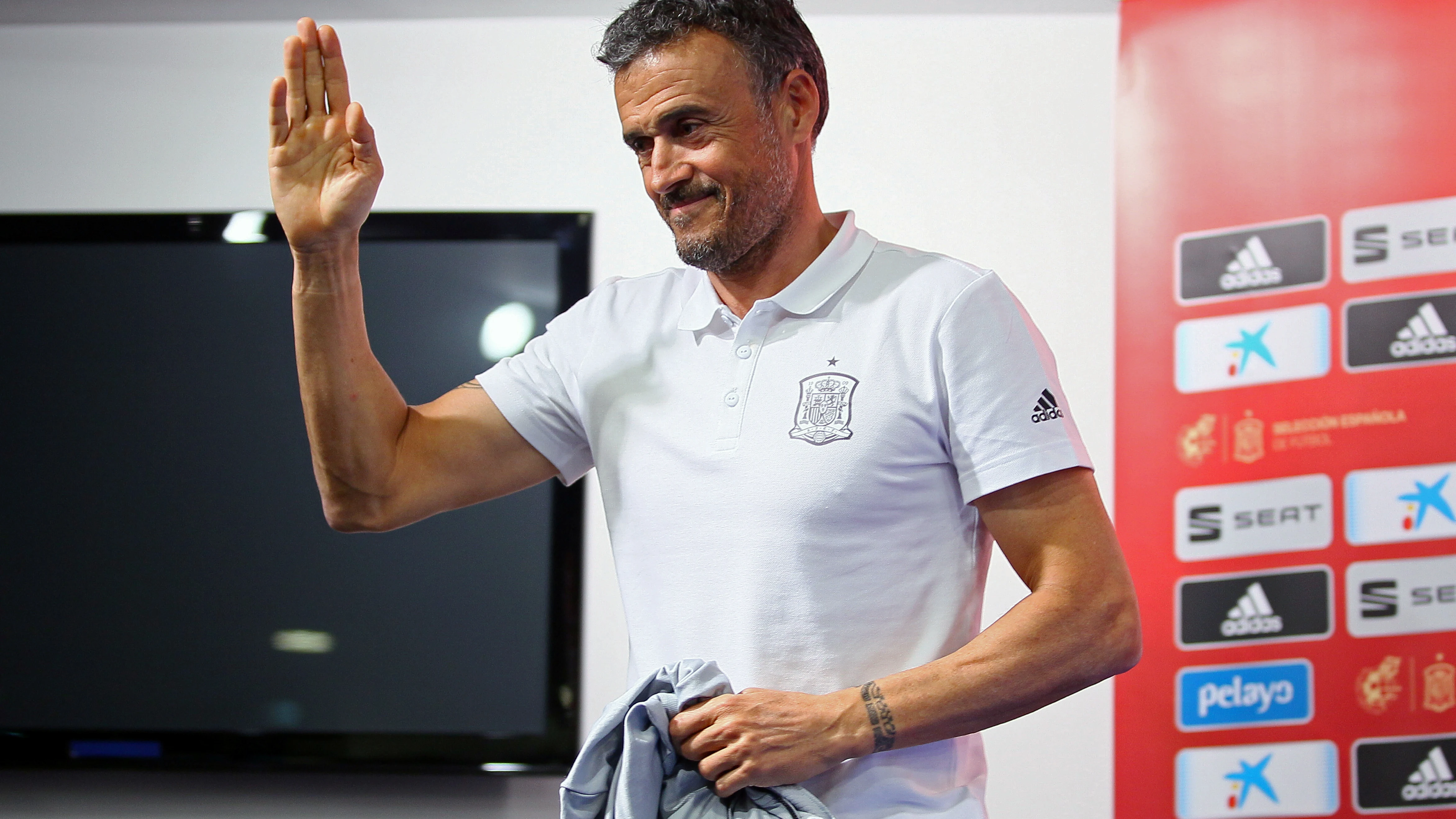 Luis Enrique saluda a los presentes en la sala de prensa