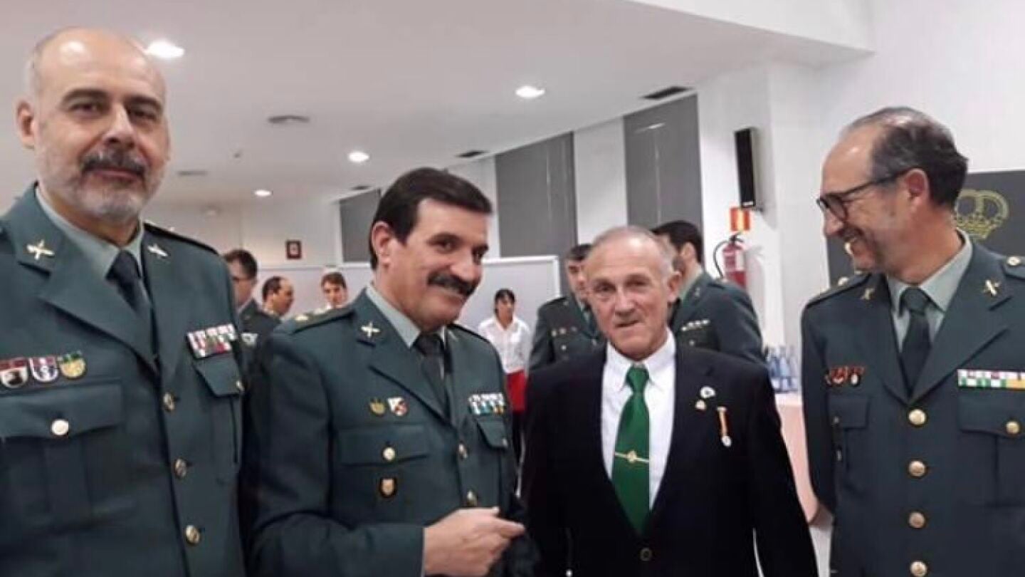 Manuel Murillo, francotirador detenido por querer matar a S&aacute;nchez, junto a guardias civiles