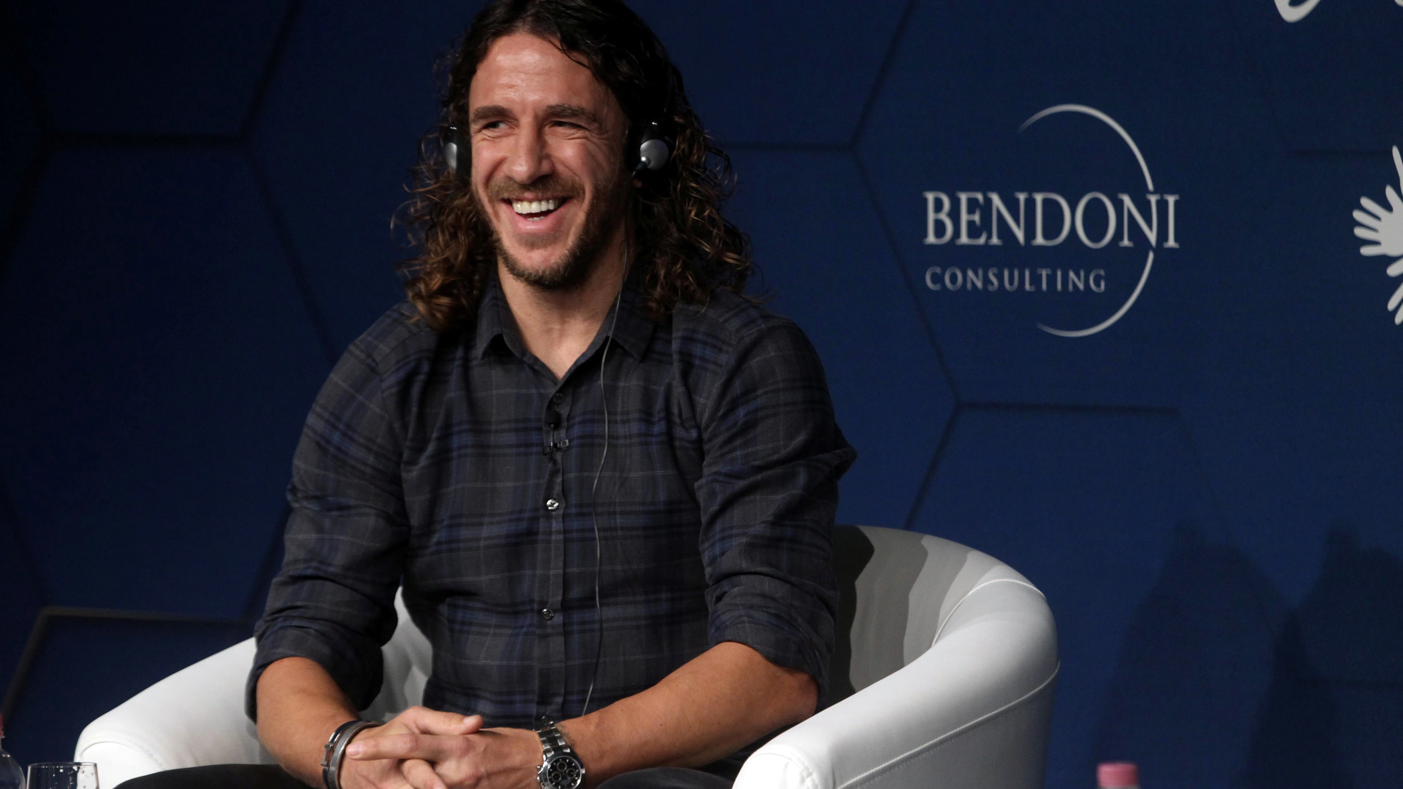 Puyol sonríe durante un acto