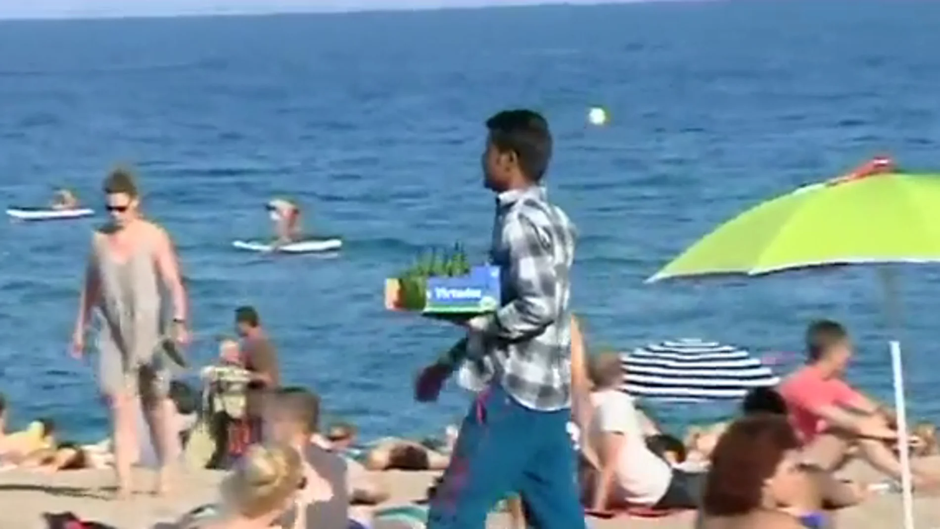 Detienen a tres personas por vender mojitos con bacterias fecales en playas de Barcelona