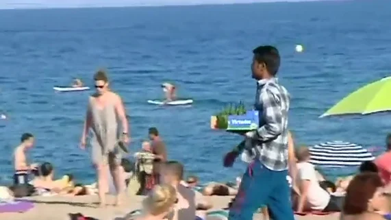 Detienen a tres personas por vender mojitos con bacterias fecales en playas de Barcelona