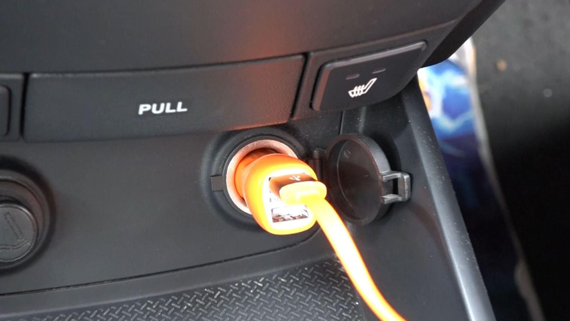 Como cargar el móvil en el coche sin online cable