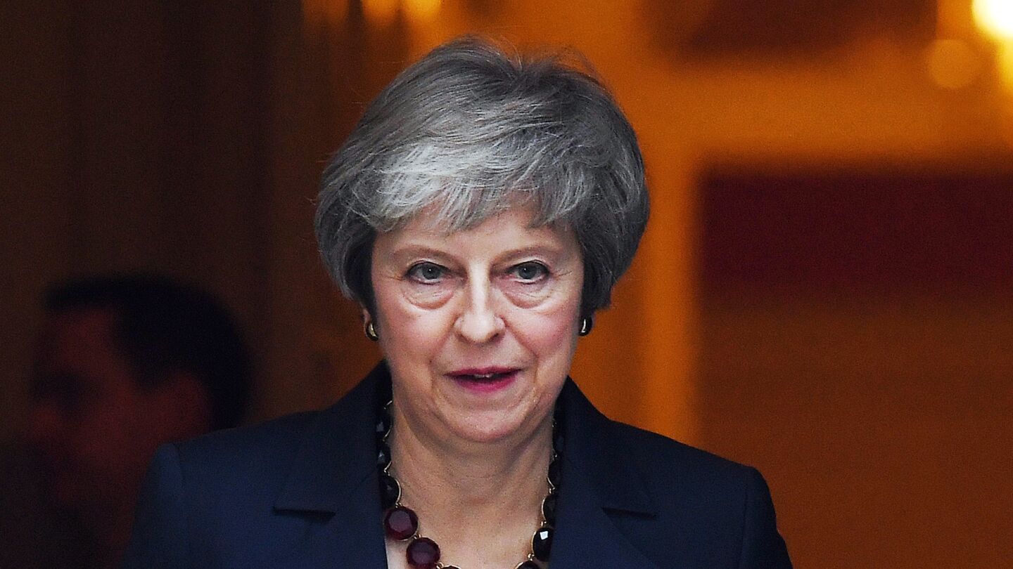 La primera ministra brit&aacute;nica, Theresa May, abandona Downing Street tras una reuni&oacute;n