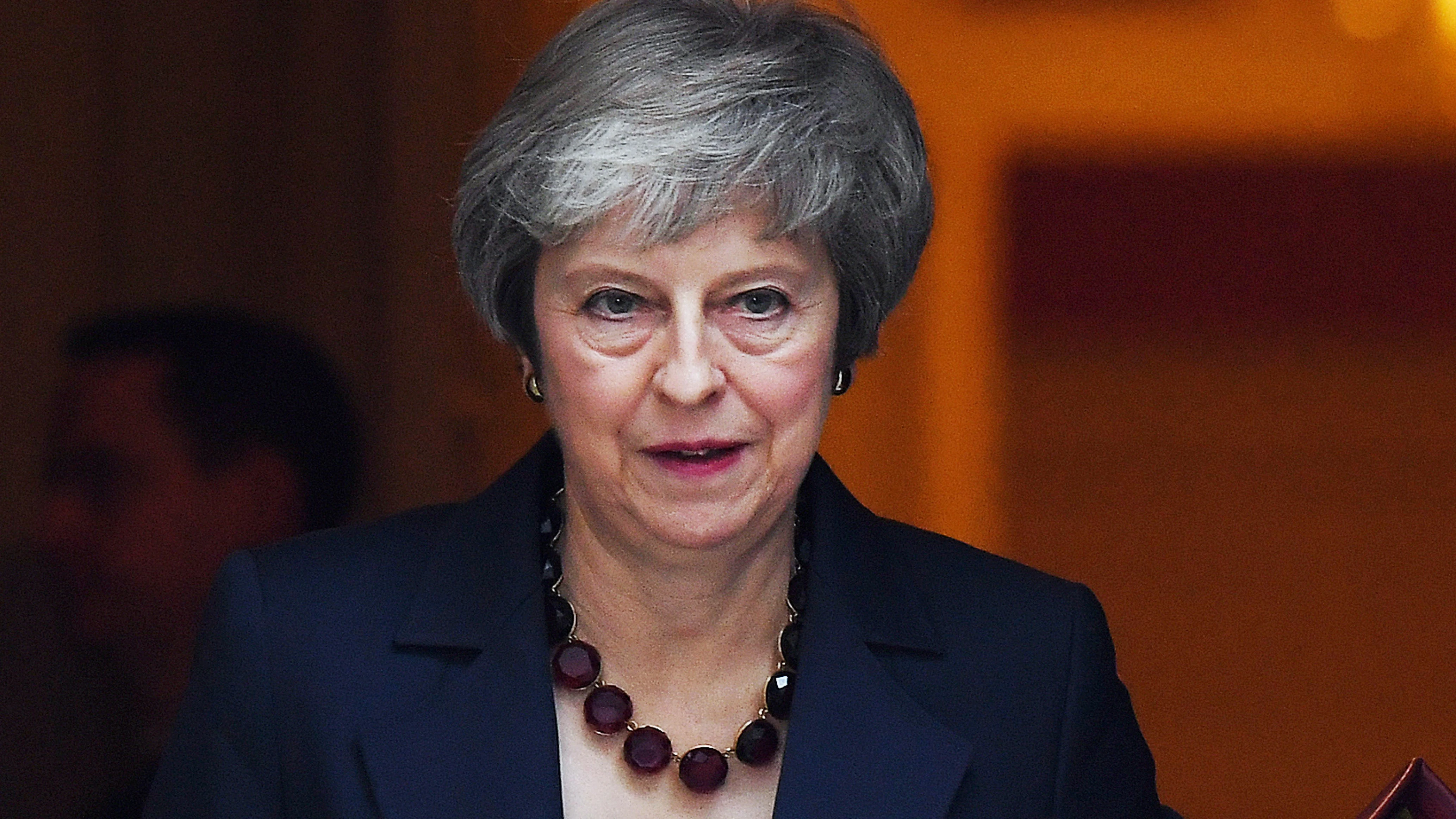 La primera ministra británica, Theresa May, abandona Downing Street tras una reunión