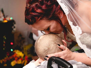 Una madre cumple el sueño de su hijo enfermo de cáncer: llevarla al altar Una madre cumple el sueño de su hijo enfermo de cáncer: llevarla al altar