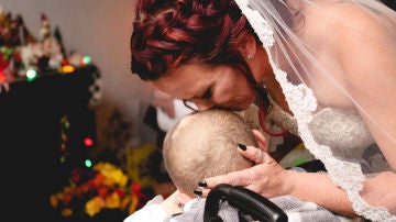 Una madre cumple el sueño de su hijo enfermo de cáncer: llevarla al altar