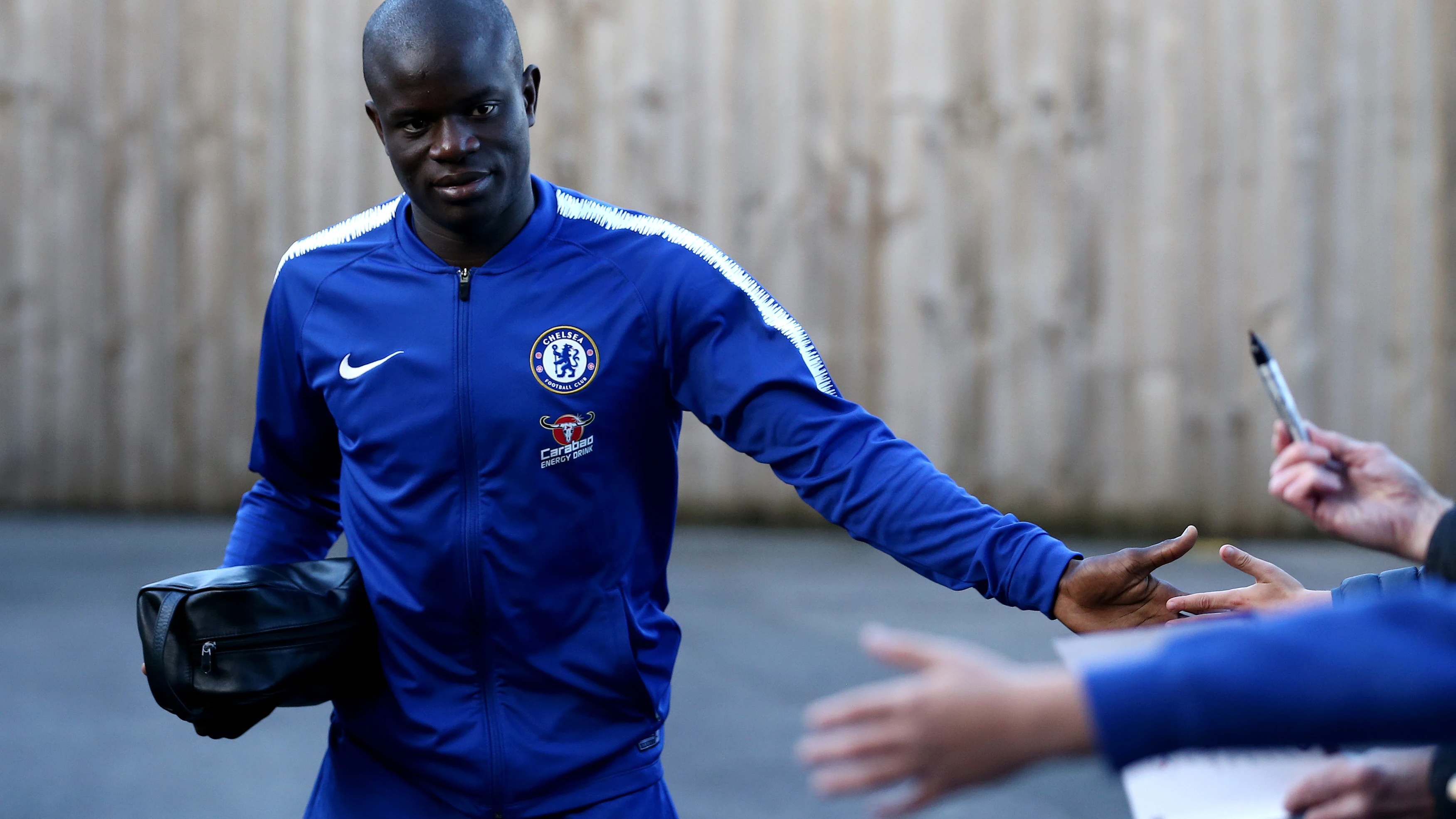 Kanté saluda a los aficionados del Chelsea