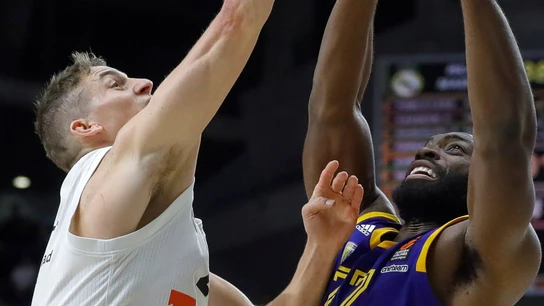 Carrol intenta anotar con el Real Madrid Carrol intenta anotar con el Real Madrid