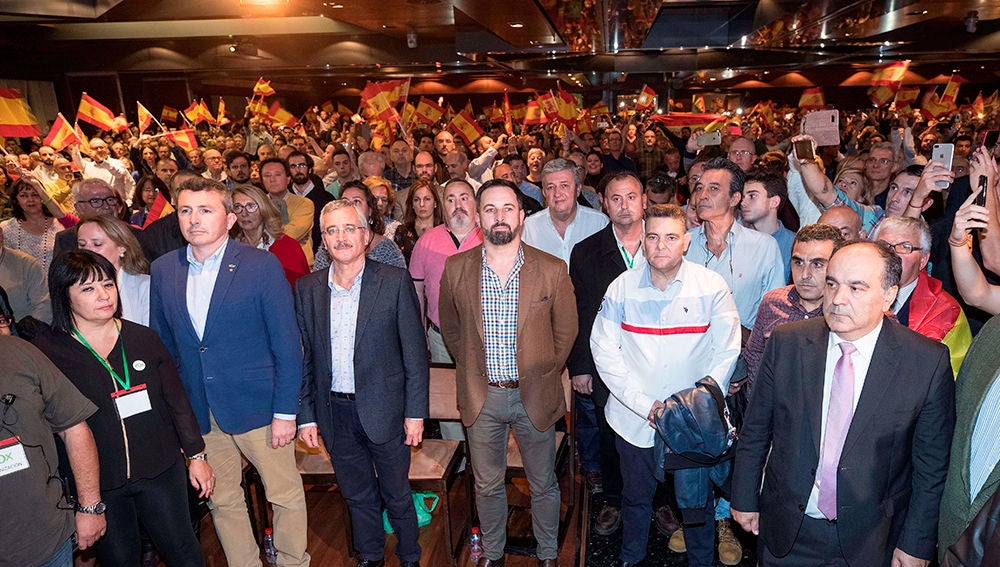 El líder de Vox, Santiago Abascal, junto a José Antonio Ortega Lara (i), fundador del partido en la conferencia que dieron en un hotel de Murcia titulada La España Viva