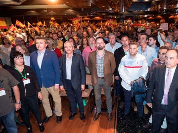 El líder de Vox, Santiago Abascal, junto a José Antonio Ortega Lara (i), fundador del partido en la conferencia que dieron en un hotel de Murcia titulada La España Viva El líder de Vox, Santiago Abascal, junto a José Antonio Ortega Lara (i), fundador del partido en la conferencia que dieron en un hotel de Murcia titulada La España Viva