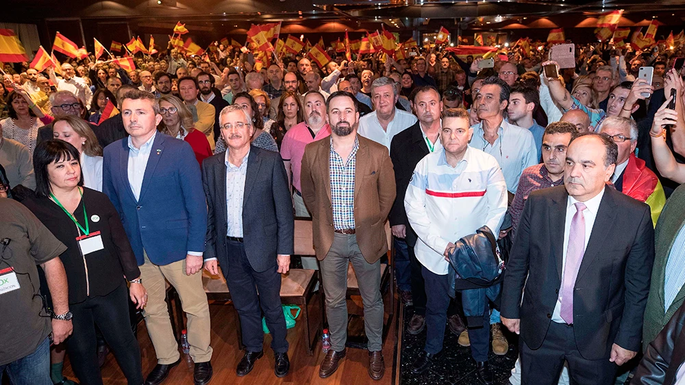 El líder de Vox, Santiago Abascal, junto a José Antonio Ortega Lara (i), fundador del partido en la conferencia que dieron en un hotel de Murcia titulada La España Viva