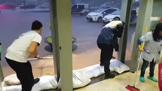 La intensa lluvia inunda la comisaria del Eixample La intensa lluvia inunda la comisaria del Eixample
