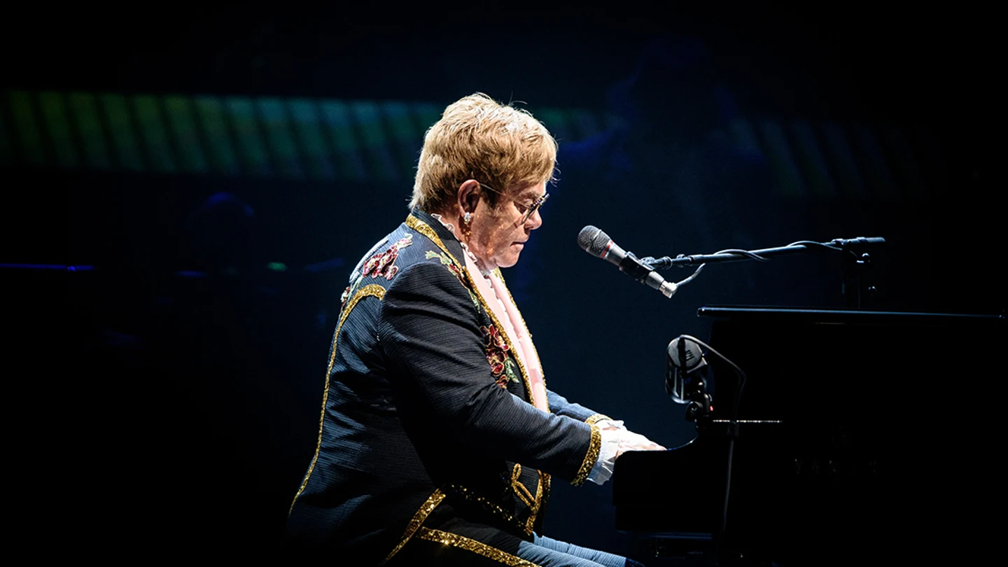 Elton John en uno de sus últimos conciertos Elton John en uno de sus últimos conciertos