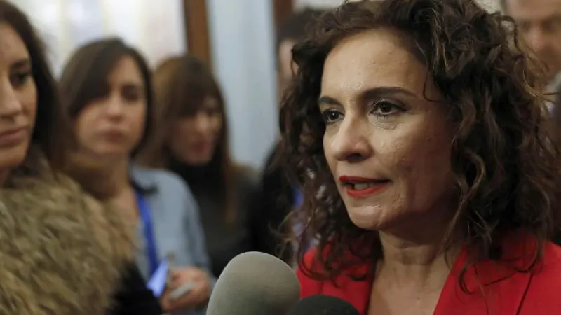 La ministra de Hacienda, María Jesús Montero, ante los medios en el Congreso