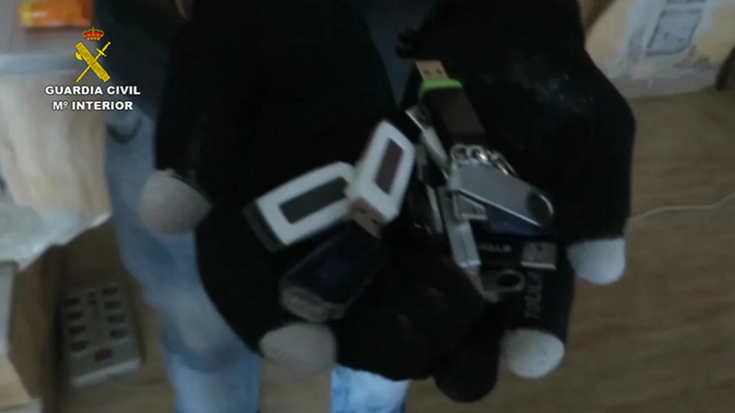 Algunos de los pen drive requisados de la casa en la que estaba retenida la menor Algunos de los pen drive requisados de la casa en la que estaba retenida la menor