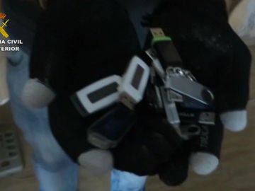 Algunos de los pen drive requisados de la casa en la que estaba retenida la menor Algunos de los pen drive requisados de la casa en la que estaba retenida la menor