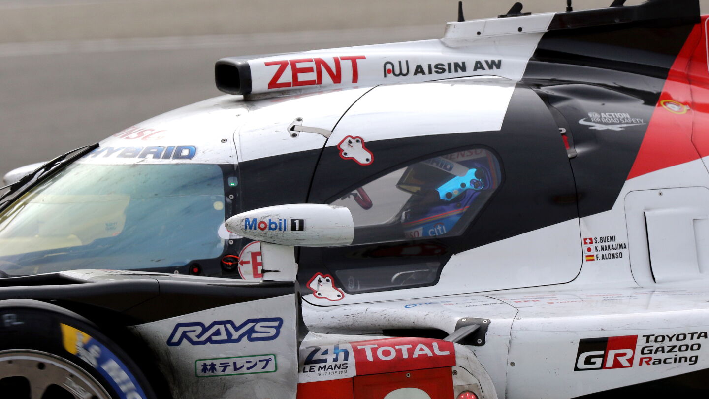 Fernando Alonso, subido en su Toyota