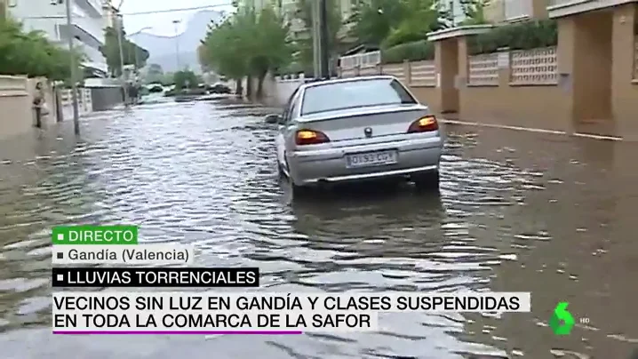 Un coche atrapado en una calle de Gandía