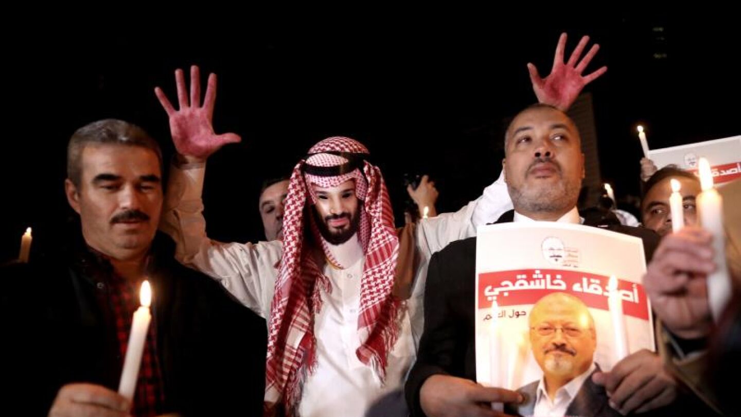Un hombre muestra una careta del pr&iacute;ncipe heredero saud&iacute;, Mohamed bin Salma