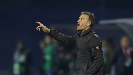Luis Enrique da instrucciones a los jugadores desde la banda Luis Enrique da instrucciones a los jugadores desde la banda