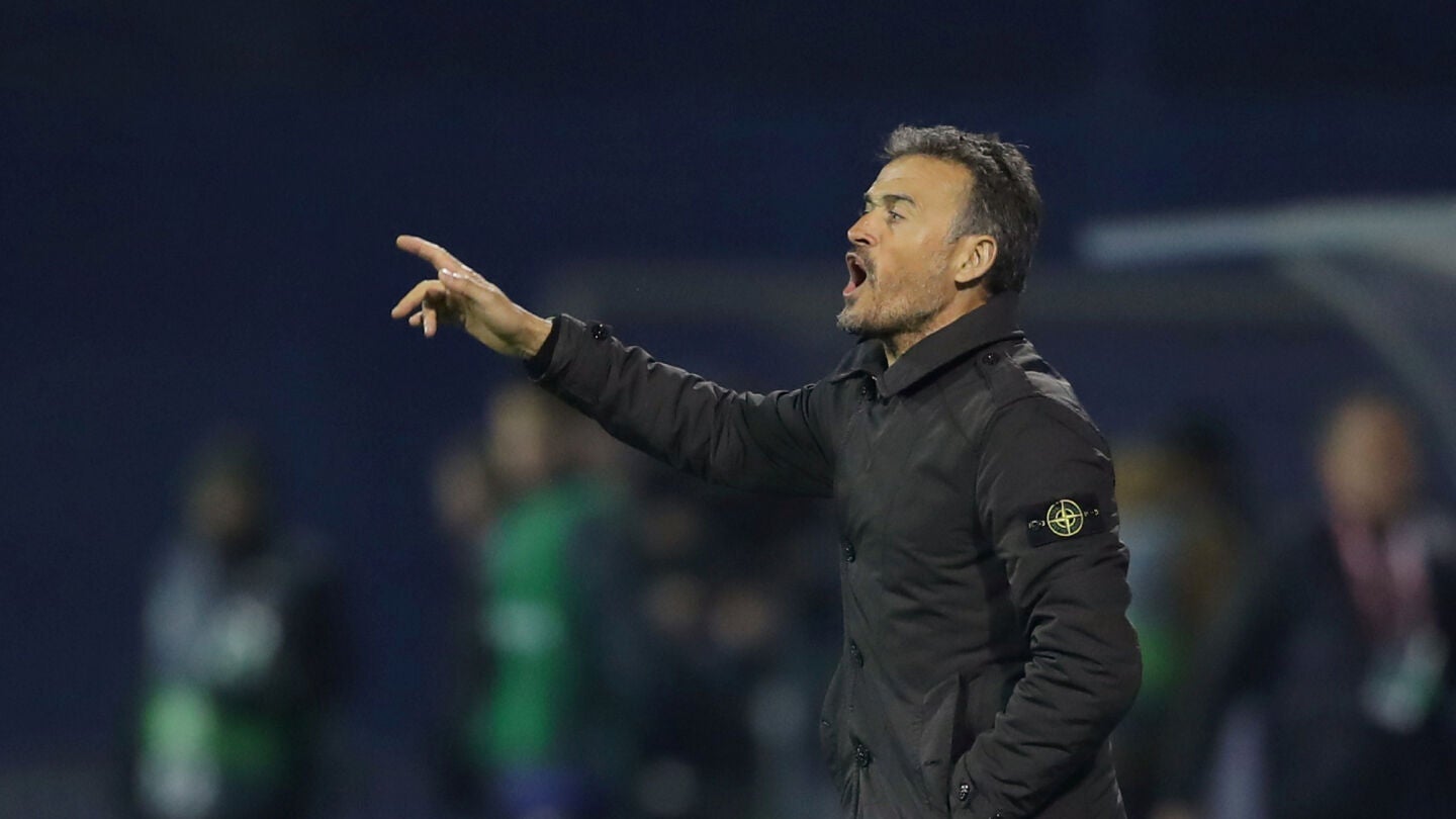 Luis Enrique da instrucciones a los jugadores desde la banda
