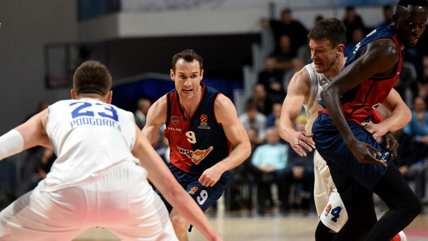 Huertas conduce el bal&oacute;n en el partido del Baskonia