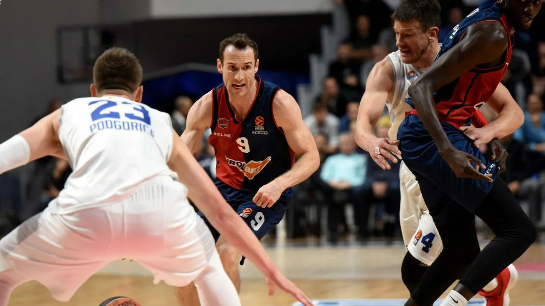 Huertas conduce el balón en el partido del Baskonia