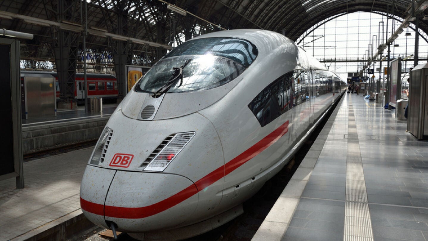 Un tren en una estaci&oacute;n de Alemania
