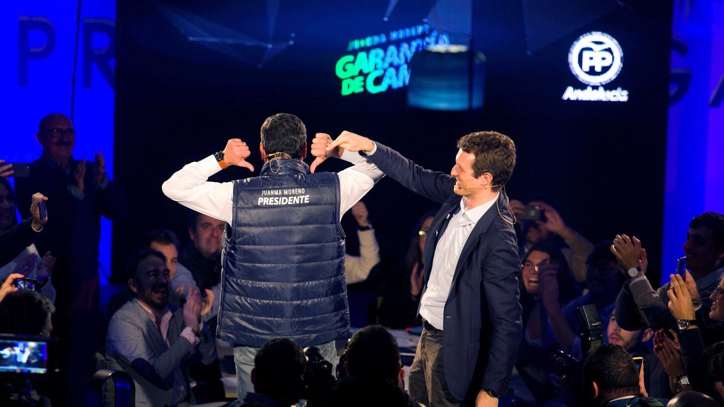 El presidente del PP, Pablo Casado, junto al candidato del PP de Andaluc&iacute;a Juanma Moreno