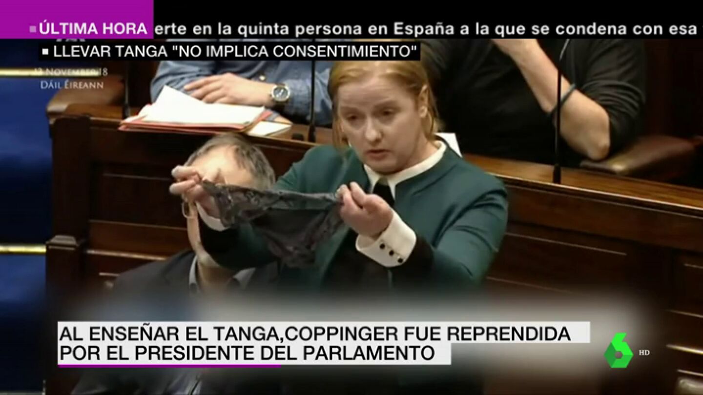 Una diputada muestra en el Parlamento irland&eacute;s un tanga en se&ntilde;al de protesta ante la sentencia de una violaci&oacute;n