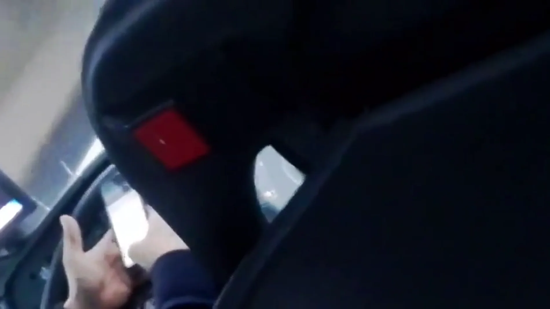 Expedientan al conductor de un autobús de Barcelona por conducir mientras miraba el móvil con las dos manos